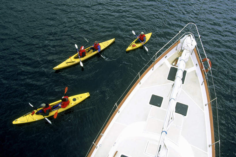 西方人,手,横图,俯视,室外,白天,海浪,海洋,船,欧洲,加拿大,欧洲人,握,阴影,服装,光线,船桨,影子,浪花,游艇,许多人,拿,拿着,注视,休闲装,衣服,阳光,海水,交通工具,观察,看,一群人,休闲,手部,休闲服,握着,服饰,观看,察看,北美,北美洲,关注,载具,美洲,海景,北亚美利加洲,亚美利加洲,卑诗省,不列颠哥伦比亚,不列颠哥伦比亚省,夏洛特皇后群岛,男人,男性,年轻男性,年轻女性,女人,女性,白种人,大海,风浪,海,海水的波动,近岸浪,涌浪,彩图,高角度拍摄,全身