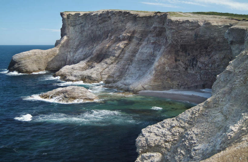 无人,横图,俯视,室外,白天,旅游,度假,海浪,海洋,美景,沙滩,山,山脉,加拿大,沙子,海岸,景观,浪花,山峰,悬崖,云,云朵,沙地,山峦,云彩,娱乐,蓝色,白云,蓝天,天空,自然,海水,群山,天,享受,休闲,景色,放松,晴朗,北美,北美洲,自然风光,美洲,海景,北亚美利加洲,亚美利加洲,绝壁,纽芬兰,纽芬兰省,大海,风浪,海,海水的波动,海滩,近岸浪,涌浪,晴空,彩图,高角度拍摄