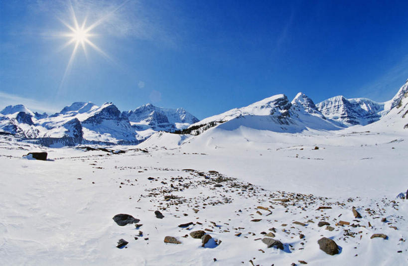 无人,公园,横图,室外,白天,正面,旅游,度假,石头,美景,山,山脉,雪,大雪,加拿大,阴影,光线,石子,影子,积雪,景观,山峰,雪景,云,云朵,冬季,冬天,山峦,云彩,娱乐,蓝色,白云,蓝天,天空,阳光,自然,群山,天,享受,休闲,景色,放松,寒冷,晴朗,北美,北美洲,国家公园,自然风光,美洲,阿尔伯塔省,阿尔伯塔,北亚美利加洲,亚美利加洲,严寒,艾伯塔,艾伯塔省,贾斯珀国家公园,石块,岩石,晴空,彩图