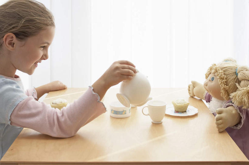 西方人,儿童,一个人,坐,笑,微笑,露齿笑,横图,室内,白天,侧面,游戏,纯洁,窗户,桌面,桌子,杯子,餐具,玩具,欧洲,欧洲人,仅一个女性,仅一个人,握,阴影,服装,光线,木制,碟子,壶,盘,娃娃,影子,拿,玩,拿着,休闲装,娱乐,玻璃窗,水壶,小孩,衣服,阳光,盘子,茶壶,木制品,水杯,碟,仅一个小孩,休闲,休闲服,可爱,童年,童趣,益智,握着,倾倒,服饰,活动,发泄,消遣,智力,童真,烂漫,无邪,宣泄,天真,女孩,女人,女性,白种人,孩子,茶杯,玩耍,嬉戏,坐着,半身,彩图,女生