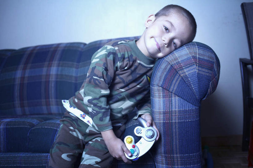 西方人,儿童,一个人,坐,横图,室内,白天,正面,游戏,纯洁,沙发,欧洲,欧洲人,仅一个男性,仅一个人,花纹,服装,墙,玩,休闲装,娱乐,墙壁,墙面,小孩,衣服,靠,靠着,仅一个小孩,休闲,休闲服,可爱,童年,童趣,服饰,游戏机,活动,发泄,消遣,智力,斑纹,布艺沙发,童真,烂漫,无邪,宣泄,天真,男孩,男人,男性,白种人,孩子,玩耍,嬉戏,坐着,半身,彩图,男生