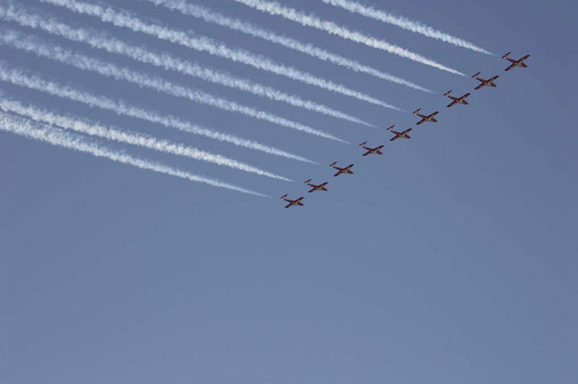 无人,横图,室外,白天,仰视,飞机,加拿大,一排,阴影,整齐,光线,影子,烟雾,航空,排列,蓝色,蓝天,天空,阳光,交通工具,天,战争,空军,晴朗,污染,废气,战斗机,北美,北美洲,练习,队列,载具,美洲,轰炸机,演习,军用机,飞机尾迹,军用战斗机,多伦多,尾迹云,机尾云,飞机拉烟,云带,尾迹,万里无云,省会,北亚美利加洲,亚美利加洲,机尾迹,飞机尾气,安大略省,安省,北方好莱坞,多伦多市,晴空,晴空万里,彩图,低角度拍摄