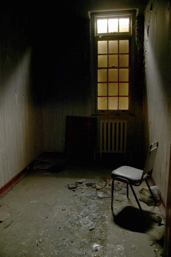 无人,竖图,室内,白天,正面,窗户,落地窗,门,椅子,一排,阴影,整齐,光线,影子,木椅,破坏,玻璃窗,排列,阳光,门框,杂乱,损坏,混乱,队列,毁坏,紊乱,芜杂,彩图