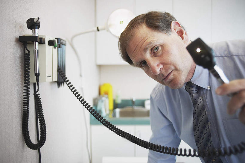 西方人,一个人,横图,室内,白天,正面,衬衫,柜子,欧洲,欧洲人,仅一个男性,仅一个人,仅一个中年男性,握,检查,墙,领带,储物柜,拿,拿着,注视,墙壁,墙面,观察,看,握着,观看,察看,医疗设备,储存,关注,耳镜,搜检,查察,查抄,检察,审查,储备,蕴藏,贮备,检查工具,男人,男性,中年男性,白种人,半身,彩图,衬衣,贮存