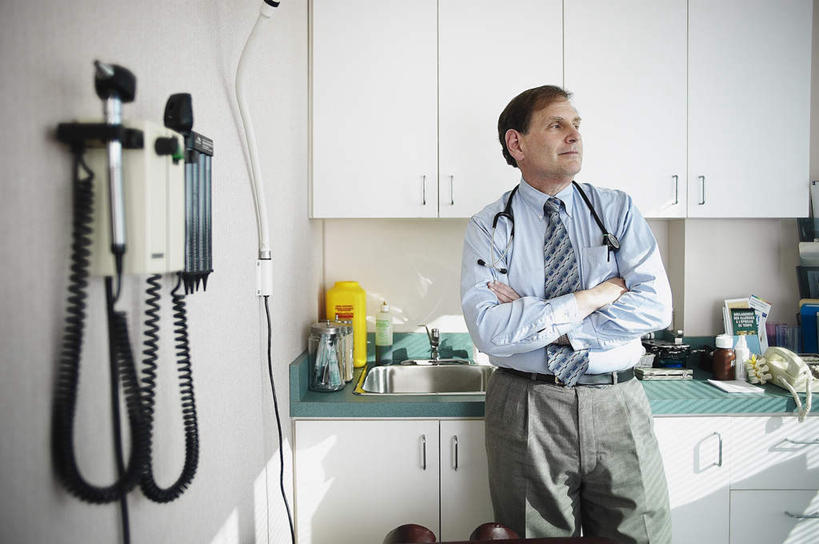 西方人,一个人,站,双手交叉,横图,室内,白天,正面,衬衫,柜子,欧洲,欧洲人,仅一个男性,仅一个人,仅一个中年男性,检查,墙,领带,储物柜,扭头,注视,墙壁,墙面,观察,看,站着,转头,观看,察看,医疗设备,双手抱胸,储存,关注,耳镜,搜检,查察,查抄,检察,审查,储备,蕴藏,贮备,检查工具,男人,男性,中年男性,白种人,站立,半身,彩图,衬衣,贮存