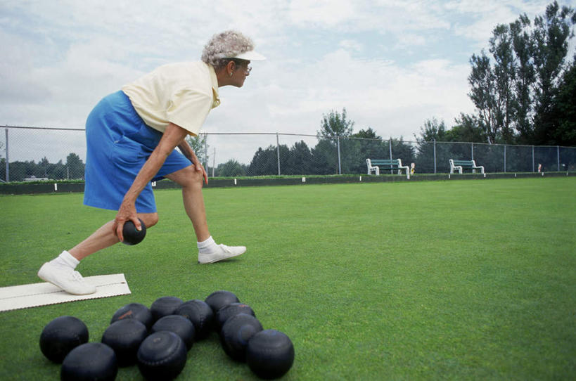 西方人,一个人,栏杆,站,横图,室外,白天,侧面,锻炼,运动,保龄球,草地,草坪,植物,帽子,欧洲,欧洲人,仅一个男性,仅一个人,弯腰,握,阴影,服装,光线,眼镜,影子,栅栏,篱笆,云,云朵,围栏,速度,拿,云彩,拿着,注视,休闲装,娱乐,运动器械,运动帽,护栏,球,草,树,树木,衣服,蓝色,绿色,白云,蓝天,天空,阳光,自然,天,观察,看,站着,仅一个老年男性,休闲,休闲服,健身器械,鸭舌帽,力量,平衡,握着,服饰,生长,晴朗,成长,观看,技巧,老花镜,协调,察看,关注,健身器材,灵敏,柔韧,趣味,弯身,耐力,抗争,指孔,远视眼镜,体育,地滚球,老年男性,男人,男性,白种人,晴空,站立,彩图,全身,健身,运动器材