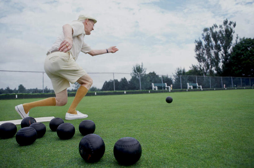 西方人,一个人,栏杆,跑,横图,室外,白天,仰视,锻炼,运动,保龄球,草地,草坪,植物,帽子,欧洲,欧洲人,仅一个男性,仅一个人,阴影,服装,光线,眼镜,影子,栅栏,篱笆,云,云朵,围栏,速度,云彩,注视,休闲装,娱乐,运动器械,运动帽,护栏,球,草,树,树木,衣服,蓝色,绿色,白云,蓝天,天空,阳光,自然,天,观察,看,仅一个老年男性,休闲,休闲服,健身器械,鸭舌帽,力量,平衡,服饰,生长,晴朗,成长,观看,技巧,老花镜,协调,察看,关注,健身器材,灵敏,柔韧,趣味,耐力,抗争,指孔,远视眼镜,体育,地滚球,老年男性,男人,男性,白种人,晴空,跑步,彩图,低角度拍摄,全身,健身,运动器材