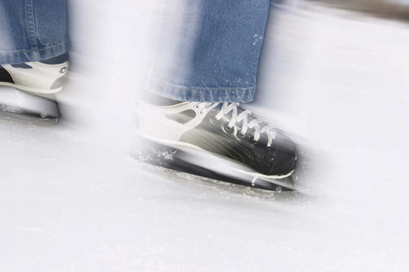 西方人,腿部,腿,一个人,横图,室外,特写,白天,侧面,锻炼,运动,滚轴溜冰,滑冰,湖,湖泊,水,欧洲,欧洲人,阴影,服装,朦胧,模糊,光线,影子,冰,湖面,水流,水面,旱冰鞋,溜冰鞋,注视,休闲装,衣服,湖水,观察,看,休闲,休闲服,轮滑鞋,寒冷,服饰,观看,察看,冰冷,关注,严寒,单排轮滑,冰凉,酷寒,凛冽,凛凛,极冷,冰上运动,冬季运动,体育,溜冰,轮滑,白种人,半身,彩图,健身