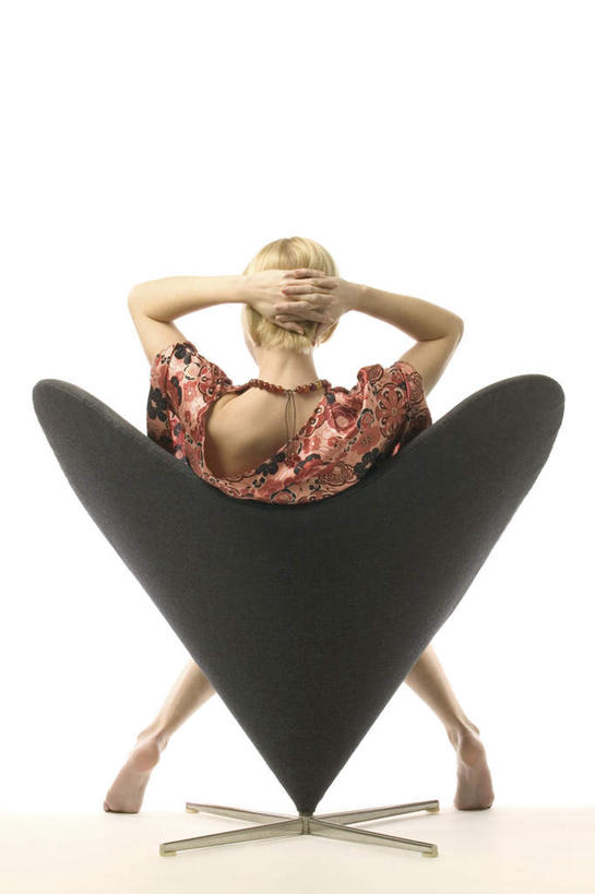 西方人,一个人,坐,竖图,室内,白天,白色背景,椅子,欧洲,欧洲人,仅一个年轻女性,仅一个女性,仅一个人,抱头,服装,木椅,休闲装,背面,衣服,休闲,休闲服,摄影,服饰,影棚,年轻女性,女人,女性,白种人,坐着,彩图,全身,影棚拍摄,拍摄