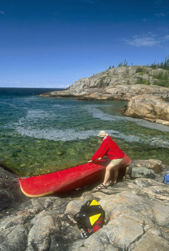 竖图,俯视,室外,白天,旅游,度假,草地,草坪,海浪,海洋,石头,美景,树林,植物,美国,加拿大,一堆,阴影,堆叠,堆积,光线,石子,影子,景观,浪花,水平线,云,云朵,辽阔,海平线,云彩,娱乐,草,树,树木,蓝色,绿色,白云,蓝天,天空,阳光,自然,海水,天,享受,休闲,广阔,景色,放松,生长,晴朗,成长,堆,一望无际,北美,北美洲,自然风光,美洲,海景,威斯康辛州,明尼苏达州,北亚美利加洲,亚美利加洲,密歇根,密歇根州,貂熊州,狼獾之州,狼獾州,明尼苏达,北星之州,威斯康星,威斯康星州,威斯康辛,权皮之州,獾穴之州,美洲獾之州,獾州,奶制品之州,安大略省,安省,无边无际,一马平川,苏必利尔湖,北美洲五大湖,五大湖,大海,风浪,海,海水的波动,近岸浪,石块,岩石,涌浪,晴空,彩图,高角度拍摄,全身,水天相接,水天一线