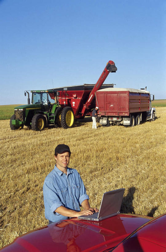 西方人,一个人,农田,坐,竖图,室外,白天,正面,庄稼,农作物,收割,小麦,帽子,欧洲,欧洲人,仅一个男性,仅一个人,阴影,服装,光线,工具,影子,谷物,注视,休闲装,仅一个年轻男性,衣服,蓝色,蓝天,天空,阳光,遮阳帽,天,观察,看,休闲,休闲服,稻谷,稻子,服饰,麦子,晴朗,观看,察看,关注,收割机,农具,万里无云,劳作,男人,男性,年轻男性,白种人,晴空,晴空万里,坐着,半身,彩图,耕地,庄稼田