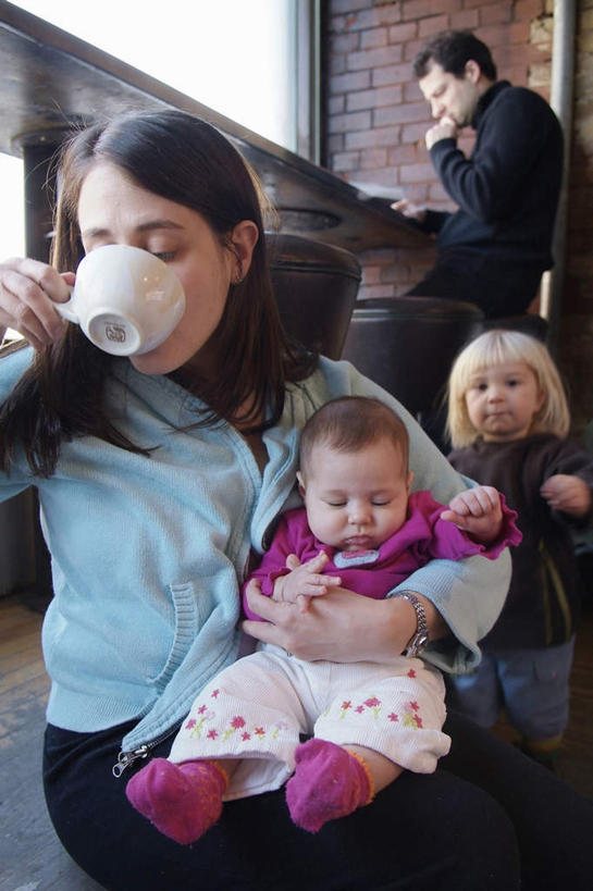 西方人,婴儿,儿童,四个人,家庭,抱,竖图,室内,白天,正面,婴儿服装,纯洁,窗户,杯子,欧洲,欧洲人,喝,握,阴影,服装,光线,瓷器,影子,咖啡杯,陶瓷制品,拿,拿着,休闲装,玻璃窗,小孩,衣服,阳光,休闲,温暖,温馨,一家人,休闲服,可爱,握着,服饰,活泼,抱着,和睦,搂着,宝宝,瓷杯,纯真,烂漫,无邪,饭铺,伶俐,天真,男人,男性,年轻男性,年轻女性,女人,女性,白种人,孩子,怀抱,搂,搂抱,相抱,拥抱,半身,彩图,婴儿服,饭店,饭馆,咖啡馆,融洽,襁褓