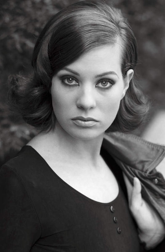 西方人,脸,头,脸颊,一个人,竖图,黑白,室外,特写,白天,正面,欧洲,欧洲人,仅一个年轻女性,仅一个女性,仅一个人,服装,注视,休闲装,衣服,观察,看,休闲,休闲服,服饰,观看,察看,夹克,关注,茄克,年轻女性,女人,女性,白种人,头部,脸部,脸蛋,面部,半身