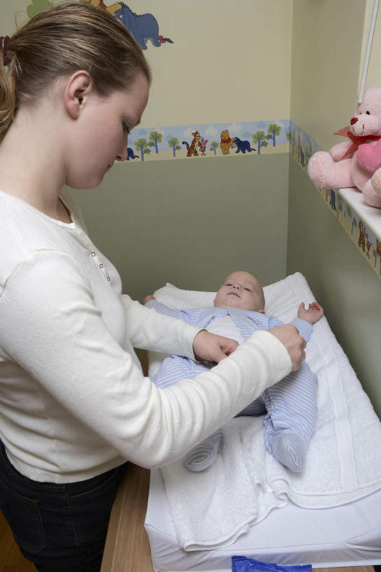 西方人,婴儿,儿童,两个人,家庭,母亲,站,躺,竖图,室内,白天,正面,婴儿服装,游戏,纯洁,安全,床,玩具,欧洲,欧洲人,握,阴影,服装,光线,影子,墙,灯光,拿,玩,拿着,注视,休闲装,娱乐,尿布,纸尿裤,尿不湿,墙壁,墙面,小孩,衣服,低头,观察,看,站着,休闲,舒服,温暖,温馨,一家人,休闲服,可爱,母爱,童年,童趣,益智,握着,服饰,单人床,活泼,婴儿用品,观看,活动,婴儿床,保护,和睦,察看,舒适,纸尿布,发泄,关注,消遣,智力,宝宝,更换,童真,纯真,烂漫,无邪,替换,纸尿片,宣泄,母婴,卧着,伶俐,天真,年轻女性,女人,女性,白种人,孩子,年轻人,躺着,玩耍,卧,嬉戏,站立,半身,彩图,婴儿服,融洽,襁褓