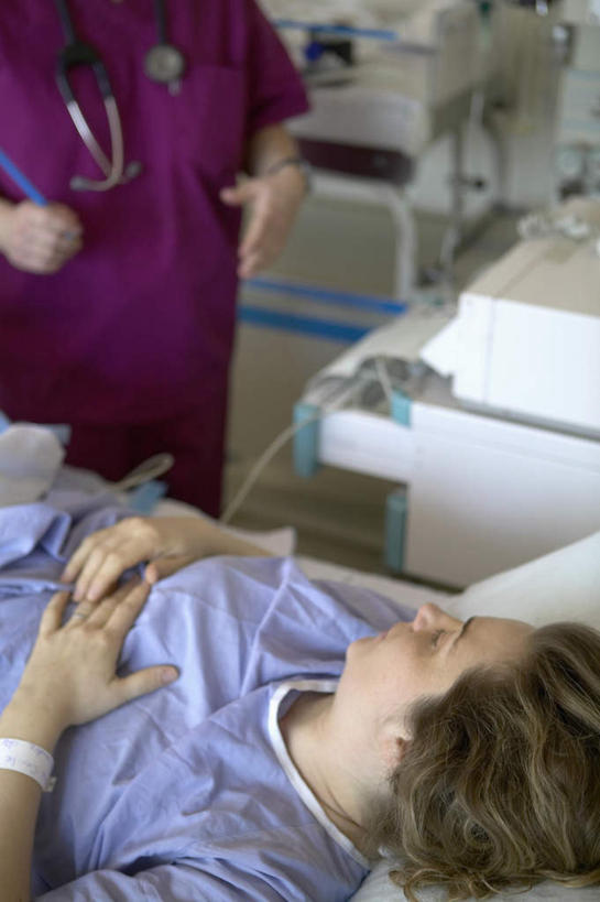 西方人,两个人,医生,病人,医院,躺,睡,竖图,俯视,室内,白天,床,欧洲,欧洲人,朦胧,模糊,床单,被子,医护人员,医疗人员,单人床,呼吸机,被单,白大褂,医疗机构,卧着,年轻女性,女人,女性,白种人,大夫,患者,就医者,困,困觉,寝息,睡觉,躺着,卧,半身,彩图,高角度拍摄,病院,诊所