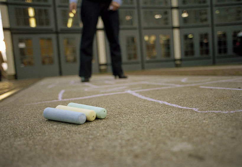 西方人,一个人,家,站,横图,室外,白天,正面,游戏,欧洲,欧洲人,仅一个年轻女性,仅一个女性,仅一个人,朦胧,模糊,笔,工具,房屋,屋子,玩,娱乐,楼房,住宅,粉笔,学习用品,站着,休闲,活动,跳房子,文具用品,发泄,消遣,智力,宣泄,跳方格,跳方阵,白垩,年轻女性,女人,女性,白种人,玩耍,嬉戏,站立,半身,彩图,房子