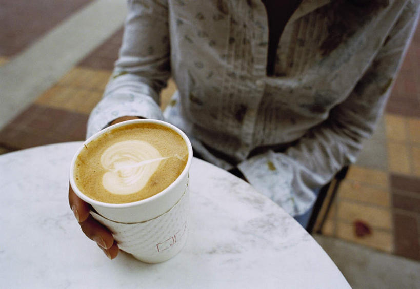 咖啡,西方人,一个人,坐,横图,俯视,室外,白天,幸福,餐桌,桌子,欧洲,欧洲人,仅一个年轻女性,仅一个女性,仅一个人,握,服装,朦胧,模糊,拿,拿着,休闲装,娱乐,饮料,衣服,享受,休闲,温馨,休闲服,放松,乐趣,握着,服饰,餐台,提神,舒适,醒脑,咖啡拉花,软饮料,花式咖啡,年轻女性,女人,女性,白种人,坐着,半身,彩图,高角度拍摄