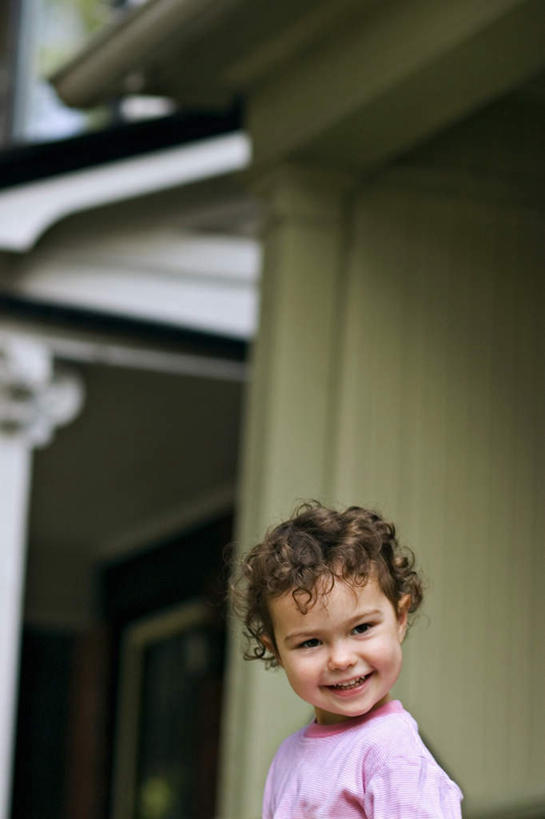 西方人,儿童,一个人,站,笑,微笑,露齿笑,竖图,室内,白天,正面,纯洁,房间,门,欧洲,欧洲人,仅一个女性,仅一个人,阴影,服装,朦胧,模糊,光线,影子,墙,灯光,注视,休闲装,墙壁,墙画,墙面,小孩,衣服,门框,观察,回头,看,站着,转头,仅一个小孩,休闲,休闲服,可爱,童年,童趣,服饰,观看,察看,关注,童真,烂漫,无邪,天真,女孩,女人,女性,白种人,孩子,站立,半身,彩图,女生