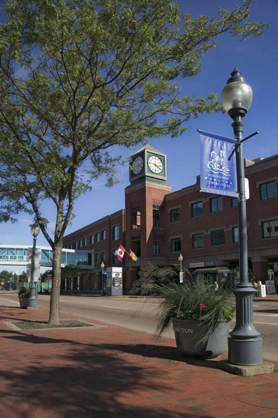 无人,家,竖图,室外,白天,正面,度假,美景,植物,城市风光,城市,道路,路,指示牌,公路,加拿大,一排,许多,阴影,整齐,光线,英文,标志,文字,影子,字符,字母,房屋,屋子,景观,交通,很多,娱乐,标识,楼房,住宅,树,树木,排列,一个,蓝色,绿色,蓝天,天空,阳光,自然,天,享受,休闲,景色,放松,生长,晴朗,单个,成长,英文字母,北美,北美洲,队列,美洲,万里无云,北亚美利加洲,亚美利加洲,新不伦瑞克,新不伦瑞克省,晴空,晴空万里,马路,彩图,房子