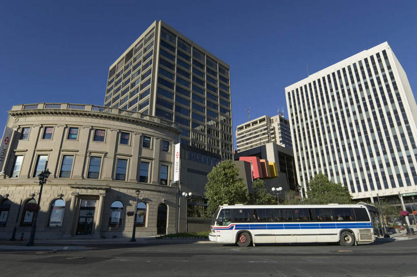 无人,家,横图,室外,白天,正面,度假,美景,植物,窗户,落地窗,城市风光,城市,道路,路,路灯,公路,公共汽车,照明,加拿大,一辆,阴影,光线,影子,房屋,墙,屋子,景观,灯光,巴士,公交车,交通,娱乐,楼房,玻璃窗,墙壁,墙面,住宅,车,灯,树,树木,蓝色,绿色,蓝天,天空,阳光,自然,交通工具,天,享受,休闲,景色,放松,生长,晴朗,成长,照亮,北美,北美洲,照明设备,载具,美洲,万里无云,北亚美利加洲,亚美利加洲,新不伦瑞克,新不伦瑞克省,晴空,晴空万里,马路,彩图,房子