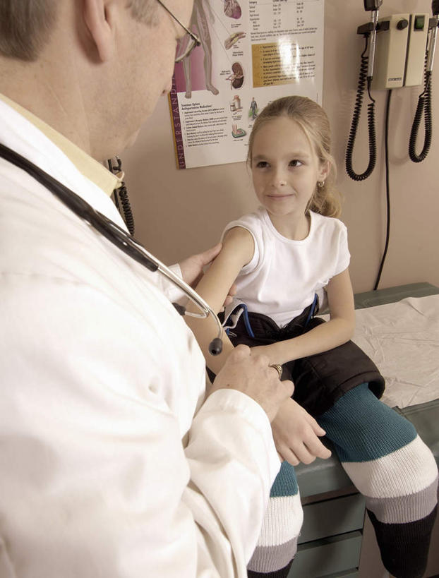 西方人,手,两个人,医院,站,坐,竖图,室内,白天,正面,欧洲,欧洲人,一副,一排,许多,阴影,服装,整齐,光线,英文,标志,文字,眼镜,影子,字符,字母,墙,灯光,很多,注视,休闲装,标识,墙壁,墙面,排列,一个,衣服,听诊器,观察,回头,看,站着,转头,休闲,手部,休闲服,服饰,单个,观看,贴纸,英文字母,察看,医疗设备,队列,关注,医疗器械,医疗工具,近视眼镜,医疗机构,检测工具,男人,男性,年轻男性,女孩,女人,女性,白种人,站立,坐着,半身,彩图,病院,诊所