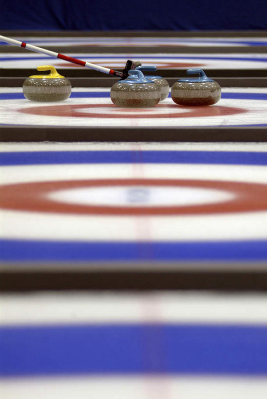 无人,竖图,室内,白天,正面,锻炼,运动,阴影,朦胧,模糊,光线,影子,灯光,毛刷,运动器械,一个,健身器械,单个,健身器材,溜冰场,冰壶,冰上溜石,冰上运动,冬季运动,掷冰壶,体育,彩图,健身,运动器材