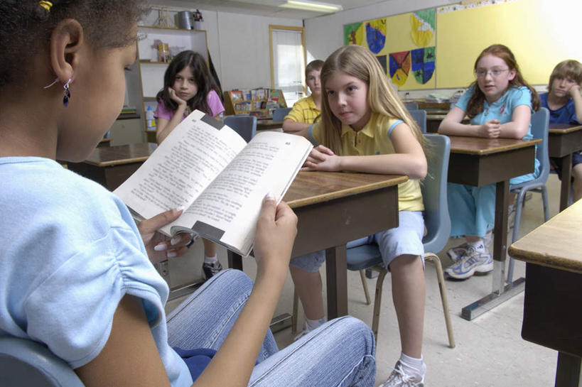 西方人,学校,坐,横图,室内,白天,正面,餐桌,桌子,书籍,欧洲,欧洲人,一本,握,阴影,服装,光线,木制,板凳,影子,凳子,墙,许多人,拿,拿着,注视,休闲装,校园,墙壁,墙画,墙面,衣服,阳光,木制品,观察,看,一群人,休闲,教室,休闲服,握着,服饰,餐台,观看,察看,关注,白种人,书,图书,坐着,半身,彩图