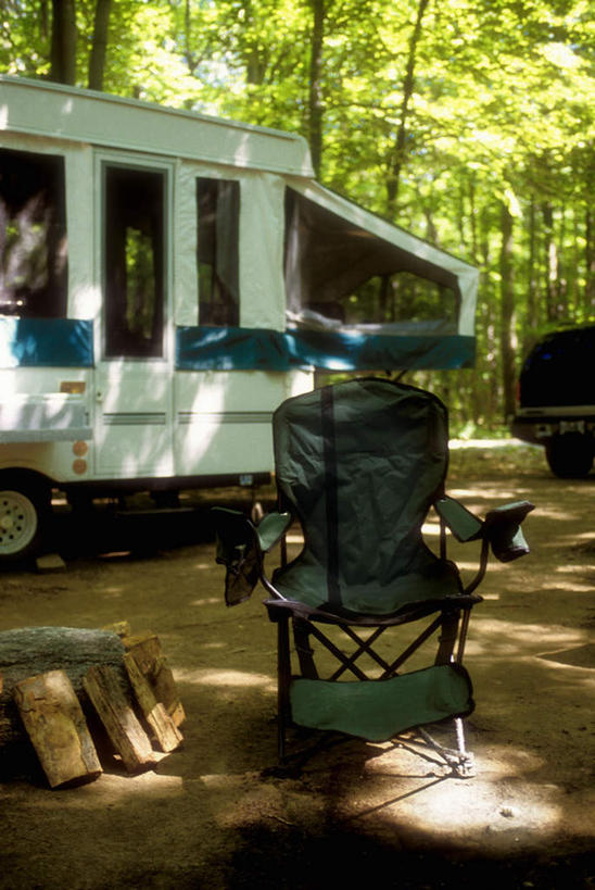 无人,竖图,室外,白天,正面,旅游,度假,美景,森林,树林,植物,汽车,椅子,一辆,停靠,阴影,光线,影子,木椅,躺椅,景观,面包车,娱乐,车,树,树木,绿色,阳光,自然,交通工具,享受,休闲,景色,放松,生长,成长,自然风光,载具,彩图