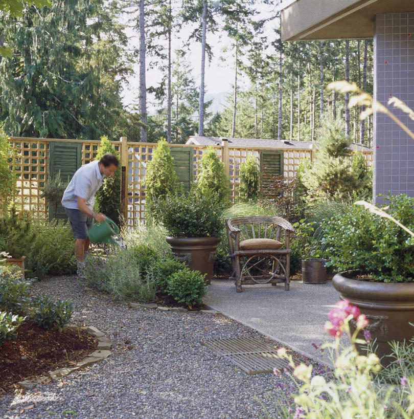 西方人,一个人,栏杆,站,竖图,室外,白天,侧面,植物,道路,路,欧洲,欧洲人,仅一个男性,仅一个人,仅一个中年男性,弯腰,握,阴影,服装,光线,壶,盆栽,影子,塑料,庭院,围栏,小路,盆景,交通,拿,洒水壶,拿着,注视,休闲装,护栏,水壶,树,树木,衣服,蓝色,绿色,蓝天,天空,阳光,自然,塑料制品,天,观察,看,站着,休闲,休闲服,握着,服饰,生长,晴朗,成长,观看,天井,察看,关注,万里无云,弯身,浇水壶,男人,男性,中年男性,白种人,晴空,晴空万里,站立,半身,彩图