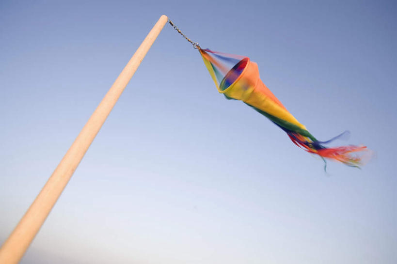 无人,横图,室外,白天,仰视,风向袋,阴影,花纹,装饰,飘扬,光线,测量,布,图案,影子,布纹,一个,蓝色,蓝天,天空,阳光,天,晴朗,单个,飘逸,华丽,修饰,布匹,点缀,飞扬,万里无云,衬托,美观,雅致,雅观,晴空,晴空万里,彩图,低角度拍摄