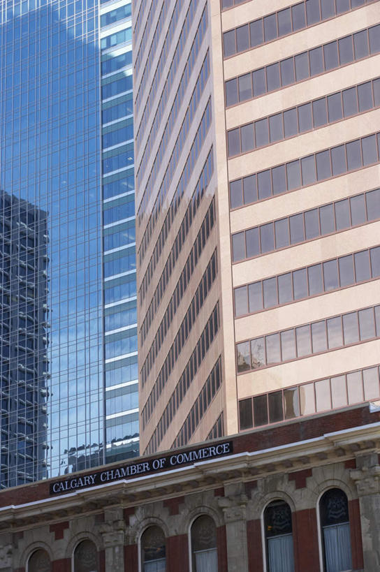 无人,高楼大厦,竖图,室外,白天,仰视,度假,美景,城市风光,标志建筑,城市,大厦,地标,建筑,摩天大楼,指示牌,玻璃,加拿大,标志,文字,景观,娱乐,标识,建设,玻璃制品,享受,休闲,景色,放松,北美,北美洲,美洲,阿尔伯塔省,阿尔伯塔,北亚美利加洲,亚美利加洲,艾伯塔,艾伯塔省,卡尔加里,彩图,低角度拍摄,大楼,高层建筑,高楼,摩天楼,卡城