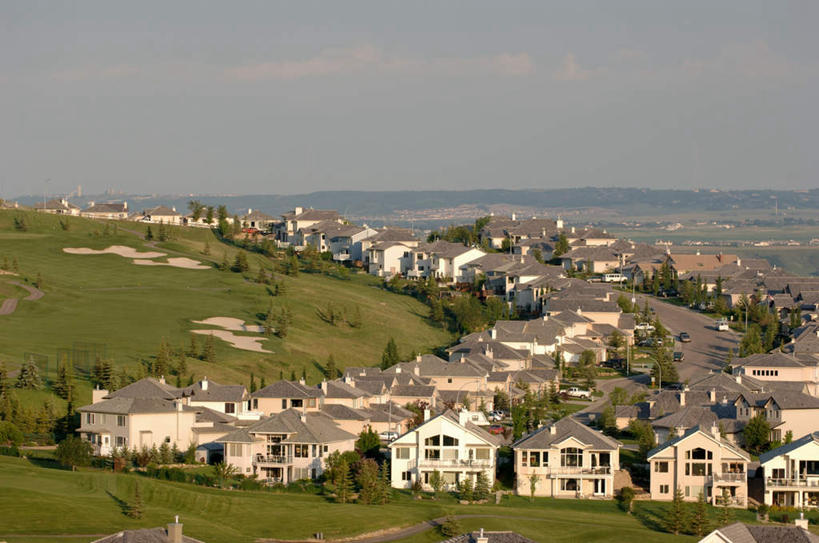 无人,家,横图,俯视,航拍,室外,白天,旅游,度假,草地,草坪,美景,植物,城市风光,标志建筑,城市,地标,建筑,加拿大,阴影,光线,影子,房屋,屋子,景观,云,云朵,公寓,云彩,娱乐,建设,洋房,楼房,住宅,草,蓝色,绿色,白云,蓝天,天空,阳光,天,享受,休闲,景色,放松,晴朗,北美,北美洲,鸟瞰,美洲,阿尔伯塔省,阿尔伯塔,北亚美利加洲,亚美利加洲,艾伯塔,艾伯塔省,卡尔加里,晴空,彩图,高角度拍摄,房子,卡城