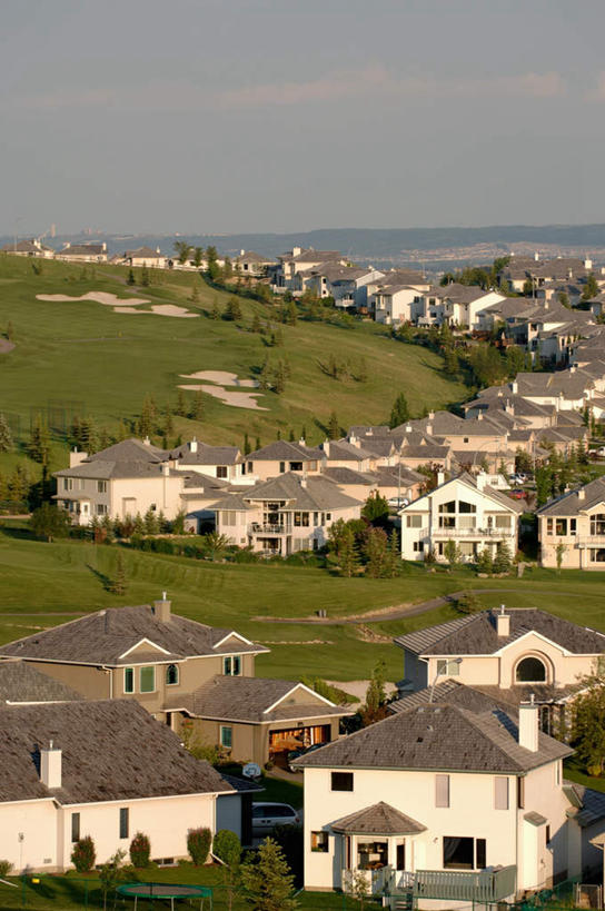 无人,家,竖图,俯视,航拍,室外,白天,旅游,度假,草地,草坪,美景,植物,城市风光,标志建筑,城市,地标,建筑,加拿大,阴影,光线,影子,房屋,屋子,景观,云,云朵,公寓,云彩,娱乐,建设,洋房,楼房,住宅,草,蓝色,绿色,白云,蓝天,天空,阳光,天,享受,休闲,景色,放松,晴朗,北美,北美洲,鸟瞰,美洲,阿尔伯塔省,阿尔伯塔,北亚美利加洲,亚美利加洲,艾伯塔,艾伯塔省,卡尔加里,晴空,彩图,高角度拍摄,房子,卡城