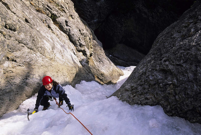 西方人,一个人,攀登,横图,俯视,室外,白天,运动服,锻炼,旅游,度假,探险,运动,攀岩,冰山,石头,山,帽子,欧洲,加拿大,欧洲人,仅一个年轻女性,仅一个女性,仅一个人,阴影,服装,光线,石子,头盔,影子,冰,山峰,山峦,娱乐,运动器械,极限运动,冰川,衣服,阳光,安全帽,绳子,享受,休闲,爬,放松,寒冷,服饰,绳索,冰冷,北美,北美洲,衣着,穿着,室外运动,美洲,户外运动,冰河,北亚美利加洲,亚美利加洲,严寒,冰凉,酷寒,凛冽,凛凛,极冷,衣饰,冰镐,登山装备,冒险,体育,年轻女性,女人,女性,白种人,石块,岩石,登山,攀爬,彩图,高角度拍摄,全身,健身,运动器材,运动装
