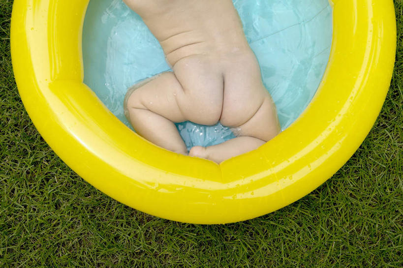 西方人,婴儿,儿童,一个人,横图,俯视,室外,白天,纯洁,草地,草坪,植物,欧洲,欧洲人,仅一个人,阴影,光线,影子,塑料,注视,泳池,裸露,草,小孩,绿色,阳光,塑料制品,观察,看,趴着,可爱,活泼,赤裸,观看,察看,关注,宝宝,裸,纯真,烂漫,无邪,充气游泳池,儿童游泳池,伶俐,天真,白种人,孩子,趴,半身,彩图,高角度拍摄