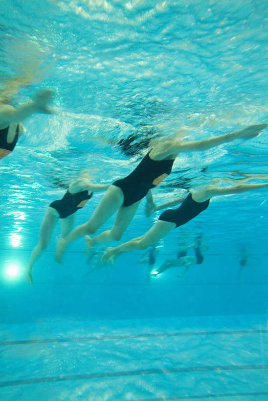 游泳,西方人,手,体育馆,游泳池,竖图,室外,白天,侧面,泳装,水,欧洲,欧洲人,阴影,光线,影子,水池,水面,许多人,光脚,泳池,阳光,伸,一群人,赤脚,手部,屈,游泳馆,连体泳衣,白种人,半身,彩图,泳衣