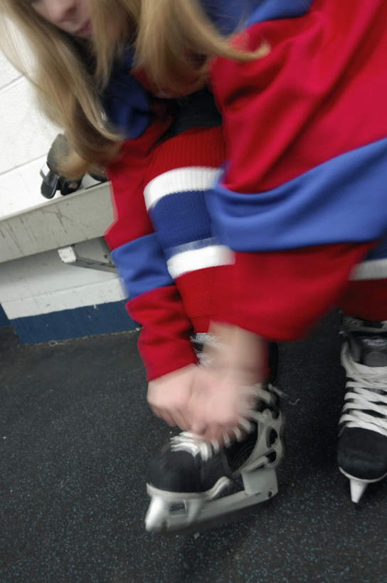 西方人,手,一个人,坐,竖图,俯视,室内,白天,房间,欧洲,欧洲人,仅一个女性,仅一个人,弯腰,阴影,服装,光线,木制,板凳,影子,凳子,灯光,注视,休闲装,衣服,木制品,观察,看,仅一个中年女性,休闲,手部,休闲服,服饰,观看,察看,关注,冰鞋,弯身,女人,女性,中年女性,白种人,坐着,半身,彩图,高角度拍摄