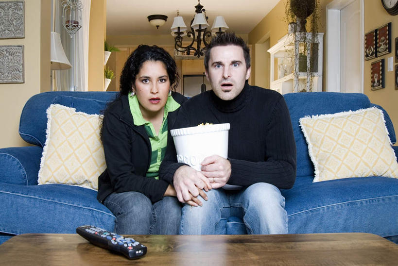 点心,西方人,两个人,坐,横图,室内,特写,白天,正面,爱情,靠垫,沙发,桌面,桌子,照明,欧洲,欧洲人,阴影,服装,裤子,光线,木制,影子,墙,灯光,食品,靠枕,浪漫,注视,牛仔裤,休闲装,吊灯,墙壁,墙面,灯,食物,衣服,木制品,灯具,垫子,遥控器,枕头,零食,观察,看,休闲,温暖,温馨,休闲服,爆米花,恩爱,恋人,服饰,观看,惊奇,照亮,和睦,察看,照明设备,关注,布艺沙发,垃圾食品,膨化食品,零嘴,惊疑,惊异,男人,男性,女人,女性,中年男性,中年女性,白种人,情侣,坐着,半身,彩图,伴侣,融洽