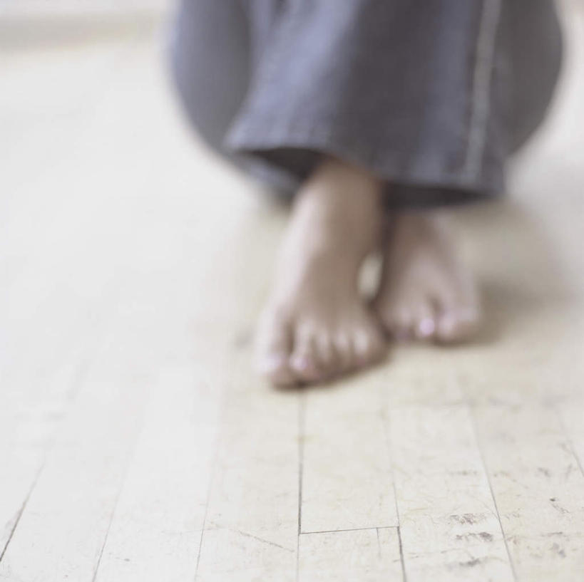 西方人,腿部,脚,脚趾,脚后跟,脚背,踝,腿,一个人,横图,俯视,室内,白天,地板,欧洲,欧洲人,仅一个男性,仅一个人,阴影,服装,光线,影子,灯光,地面,休闲装,木地板,仅一个年轻男性,衣服,休闲,休闲服,服饰,男人,男性,年轻男性,白种人,脚底,半身,彩图,高角度拍摄