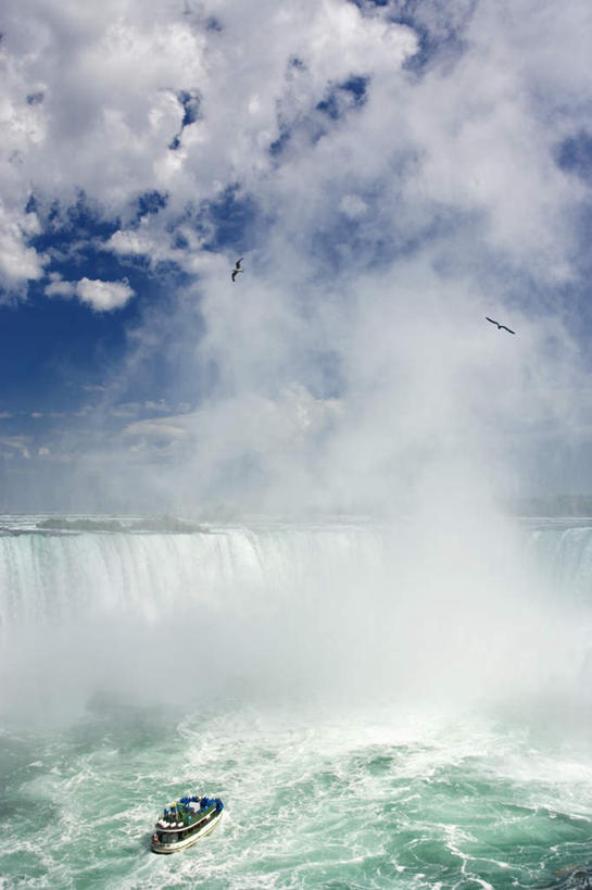 舞台,竖图,俯视,室外,白天,旅游,度假,湖,湖泊,瀑布,水,船,纽约,美国,加拿大,一艘,阴影,波纹,飞溅,服装,溅,光线,液体,影子,湖面,水滴,水流,水面,云,云朵,游艇,许多人,云彩,休闲装,娱乐,水珠,衣服,蓝色,白云,风景,蓝天,水纹,天空,阳光,交通工具,波浪,湖水,天,驾驶,行驶,一群人,享受,休闲,休闲服,景色,放松,服饰,晴朗,风光,操纵,控制,景物,北美,北美洲,喷洒,载具,美洲,操控,纽约州,帝国之州,帝国州,北亚美利加洲,亚美利加洲,把持,风物,光景,景致,尼加拉瀑布,安大略省,安省,婚纱瀑布,马蹄瀑布,尼亚加拉大瀑布,尼亚加拉河,尼亚加拉瀑布,男人,男性,年轻男性,年轻女性,女人,女性,跌水,晴空,表演台,彩图,高角度拍摄,全身