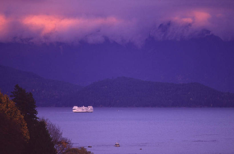 无人,横图,室外,白天,正面,旅游,度假,湖,湖泊,石头,美景,日落,森林,山,山脉,树林,水,植物,轮船,船,加拿大,一艘,阴影,波纹,光线,石子,影子,湖面,景观,山峰,水流,水面,晚霞,霞光,云,云朵,落日,山峦,云彩,娱乐,树,树木,蓝色,绿色,白云,蓝天,水纹,天空,阳光,自然,黄昏,交通工具,波浪,湖水,群山,天,驾驶,行驶,享受,休闲,景色,彩霞,放松,生长,成长,操纵,控制,北美,北美洲,自然风光,载具,美洲,操控,北亚美利加洲,亚美利加洲,把持,卑诗省,不列颠哥伦比亚,不列颠哥伦比亚省,夕照,石块,岩石,夕阳,彩图,斜阳