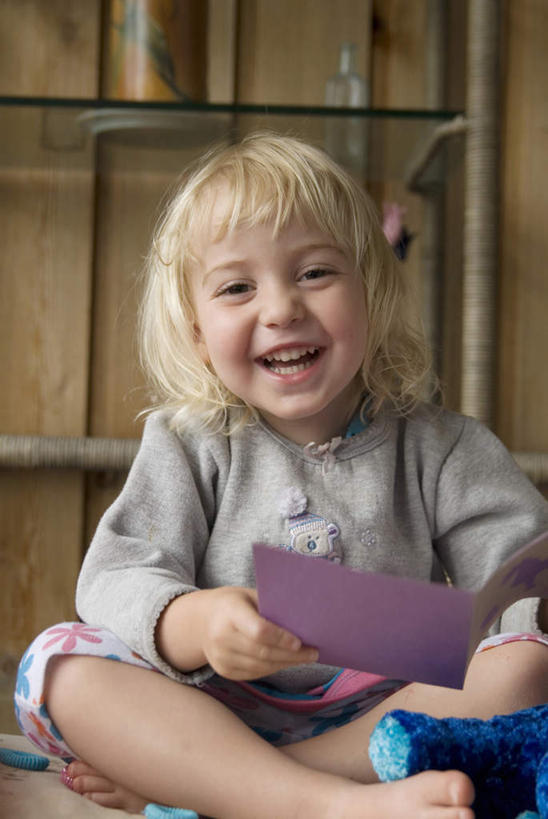 西方人,儿童,一个人,笑,微笑,露齿笑,竖图,室内,白天,正面,看书,阅读,纯洁,书籍,欧洲,欧洲人,仅一个女性,仅一个人,握,学习,阴影,睡衣,光线,木制,影子,墙,拿,拿着,墙壁,墙面,小孩,灰色,阳光,木制品,书本,看,仅一个小孩,可爱,童年,童趣,读书,浏览,握着,童真,烂漫,无邪,寝衣,天真,女孩,女人,女性,白种人,孩子,书,图书,半身,彩图,女生