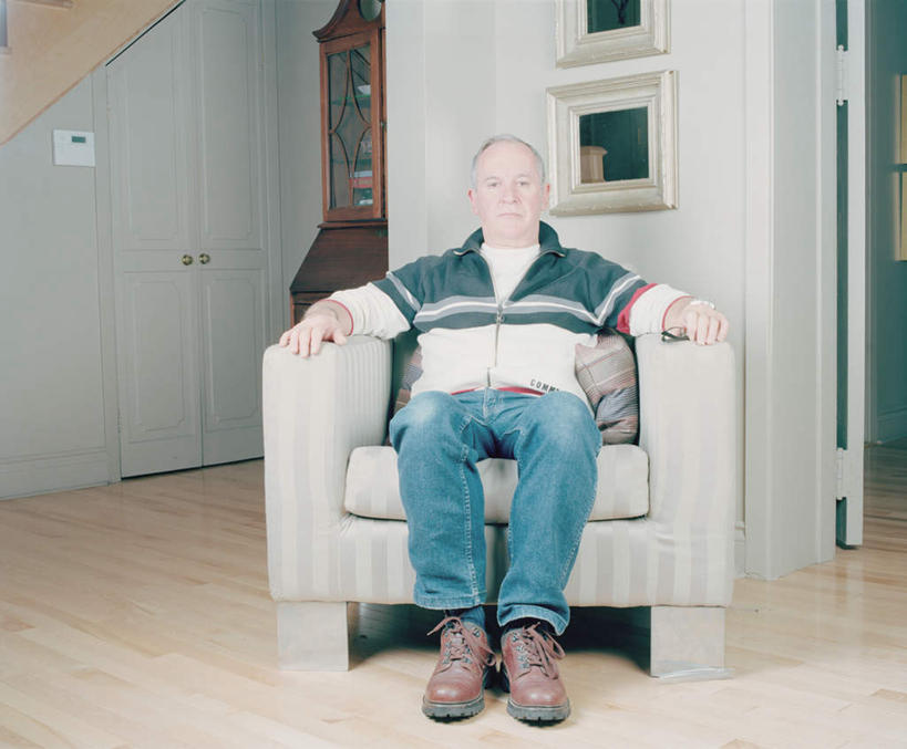 西方人,手,一个人,坐,伸展双臂,横图,室内,白天,正面,鞋,地板,沙发,卧室,鞋子,欧洲,欧洲人,仅一个男性,仅一个人,仅一个中年男性,阴影,服装,裤子,光线,影子,墙,皮革,地面,注视,牛仔裤,休闲装,木地板,墙壁,墙画,墙面,两个,衣服,阳光,观察,看,休闲,手部,休闲服,服饰,观看,察看,关注,布艺沙发,男人,男性,中年男性,白种人,敞开双臂,伸开双臂,展开双肩,张开手臂,张开双臂,坐着,彩图,全身,皮鞋,睡房,卧房