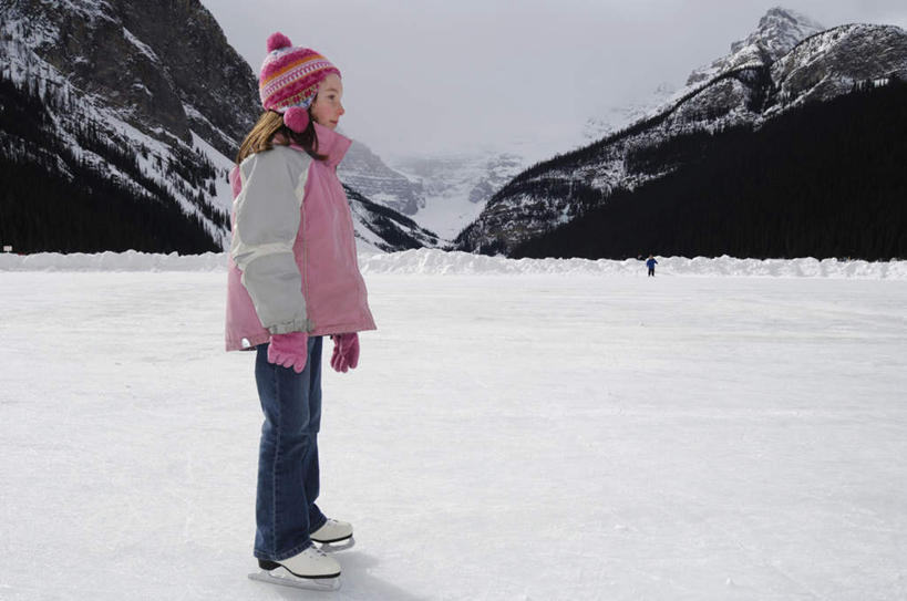 西方人,儿童,一个人,站,横图,室外,白天,侧面,纯洁,山,雪,雪山,大雪,帽子,欧洲,欧洲人,仅一个女性,仅一个人,阴影,服装,裤子,光线,影子,冰,积雪,山峰,雪景,冬季,冬天,地面,山峦,注视,牛仔裤,小孩,衣服,阳光,观察,看,站着,仅一个小孩,温暖,寒冷,可爱,童年,童趣,服饰,观看,羽绒服,保暖,察看,冰冷,御寒,关注,冰鞋,童真,烂漫,无邪,棉帽,严寒,冰凉,酷寒,凛冽,凛凛,极冷,冬装,天真,女孩,女人,女性,白种人,孩子,站立,彩图,全身,女生