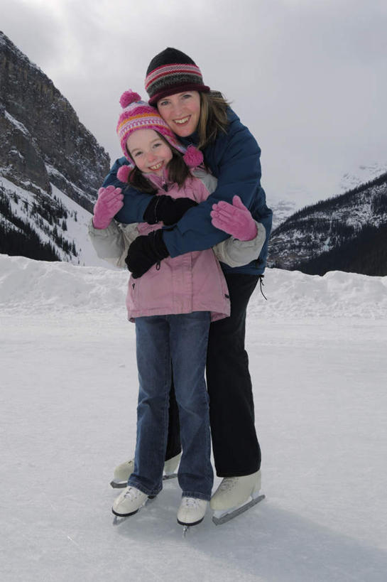 西方人,儿童,两个人,家庭,母亲,女儿,站,抱,笑,微笑,露齿笑,竖图,室外,白天,正面,纯洁,山,雪,雪山,大雪,帽子,欧洲,欧洲人,阴影,服装,裤子,装饰,光线,影子,冰,积雪,山峰,雪景,冬季,冬天,地面,山峦,注视,牛仔裤,小孩,衣服,阳光,手套,观察,看,站着,温暖,温馨,母女,一家人,寒冷,可爱,母爱,童年,童趣,服饰,抱着,观看,羽绒服,保暖,华丽,点缀,和睦,察看,冰冷,搂着,御寒,关注,冰鞋,童真,烂漫,无邪,衬托,美观,雅致,雅观,棉帽,严寒,冰凉,酷寒,凛冽,凛凛,极冷,冬装,天真,年轻女性,女孩,女人,女性,白种人,孩子,年轻人,怀抱,搂,搂抱,相抱,拥抱,站立,彩图,全身,融洽,女生