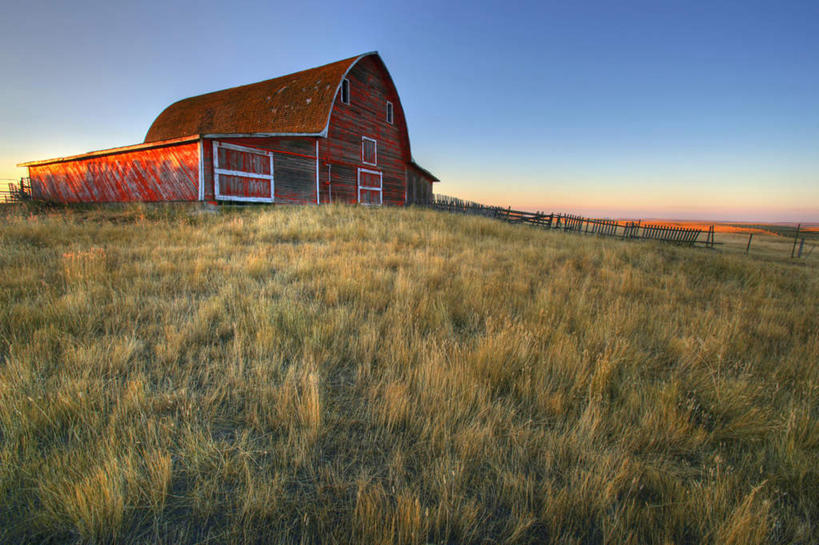 无人,家,栏杆,横图,室外,白天,仰视,旅游,度假,草地,草坪,美景,植物,加拿大,阴影,光线,影子,房屋,屋子,景观,围栏,娱乐,护栏,楼房,住宅,草,蓝色,绿色,蓝天,天空,阳光,自然,天,享受,休闲,景色,放松,北美,北美洲,自然风光,美洲,北亚美利加洲,亚美利加洲,萨省,萨斯喀彻温省,彩图,低角度拍摄,房子