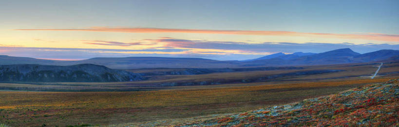 无人,横图,全景,俯视,航拍,室外,白天,旅游,度假,草地,草坪,石头,美景,日落,山,山脉,植物,加拿大,阴影,盛开,光线,石子,影子,景观,山峰,晚霞,霞光,云,云朵,落日,山峦,花蕾,云彩,娱乐,草,花,花瓣,花朵,鲜花,蓝色,绿色,白云,蓝天,天空,阳光,自然,黄昏,群山,天,花苞,花蕊,享受,休闲,景色,彩霞,放松,晴朗,北美,北美洲,鸟瞰,自然风光,美洲,北亚美利加洲,亚美利加洲,育空,育空地区,夕照,石块,岩石,晴空,夕阳,彩图,高角度拍摄,斜阳