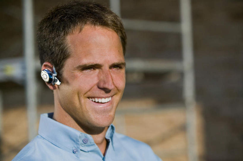 西方人,脸,头,脸颊,一个人,笑,微笑,露齿笑,横图,室外,白天,正面,快乐,满意,幸福,欧洲,欧洲人,仅一个男性,仅一个人,仅一个中年男性,阴影,光线,影子,柱子,墙,音响,音乐,注视,娱乐,墙壁,墙面,阳光,耳机,观察,看,享受,休闲,放松,观看,察看,舒适,享乐,关注,蓝牙耳机,男人,男性,中年男性,白种人,头部,脸部,脸蛋,面部,半身,彩图