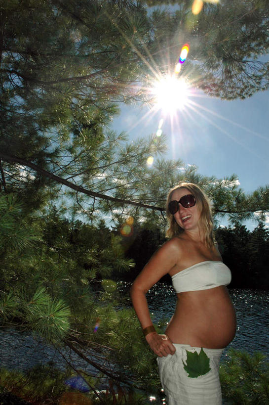 西方人,一个人,站,竖图,室外,白天,侧面,湖,湖泊,树林,水,太阳,植物,欧洲,加拿大,欧洲人,仅一个年轻女性,仅一个女性,仅一个人,阴影,光线,影子,湖面,水流,水面,注视,树,树木,蓝色,绿色,蓝天,天空,阳光,自然,湖水,天,观察,看,站着,生长,晴朗,成长,观看,察看,北美,北美洲,关注,美洲,万里无云,北亚美利加洲,亚美利加洲,安大略省,安省,炫光,年轻女性,女人,女性,白种人,晴空,晴空万里,站立,半身,彩图