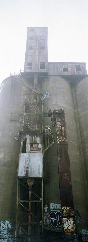 无人,工厂,竖图,室外,白天,正面,度假,美景,楼梯,城市风光,城市,加拿大,一排,许多,阴影,整齐,光线,英文,标志,文字,影子,字符,字母,阶梯,墙,景观,很多,娱乐,标识,墙壁,墙面,台阶,排列,阳光,享受,休闲,景色,放松,英文字母,工场,北美,北美洲,队列,美洲,北亚美利加洲,亚美利加洲,魁北克省,彩图